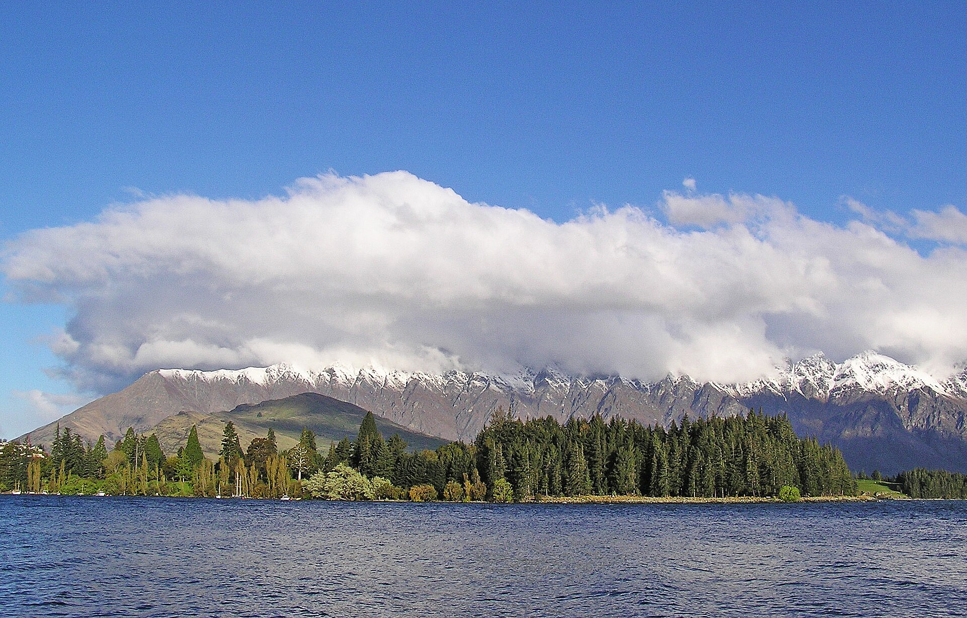 Lake Wakatipu with the Remarkables mountain range behind